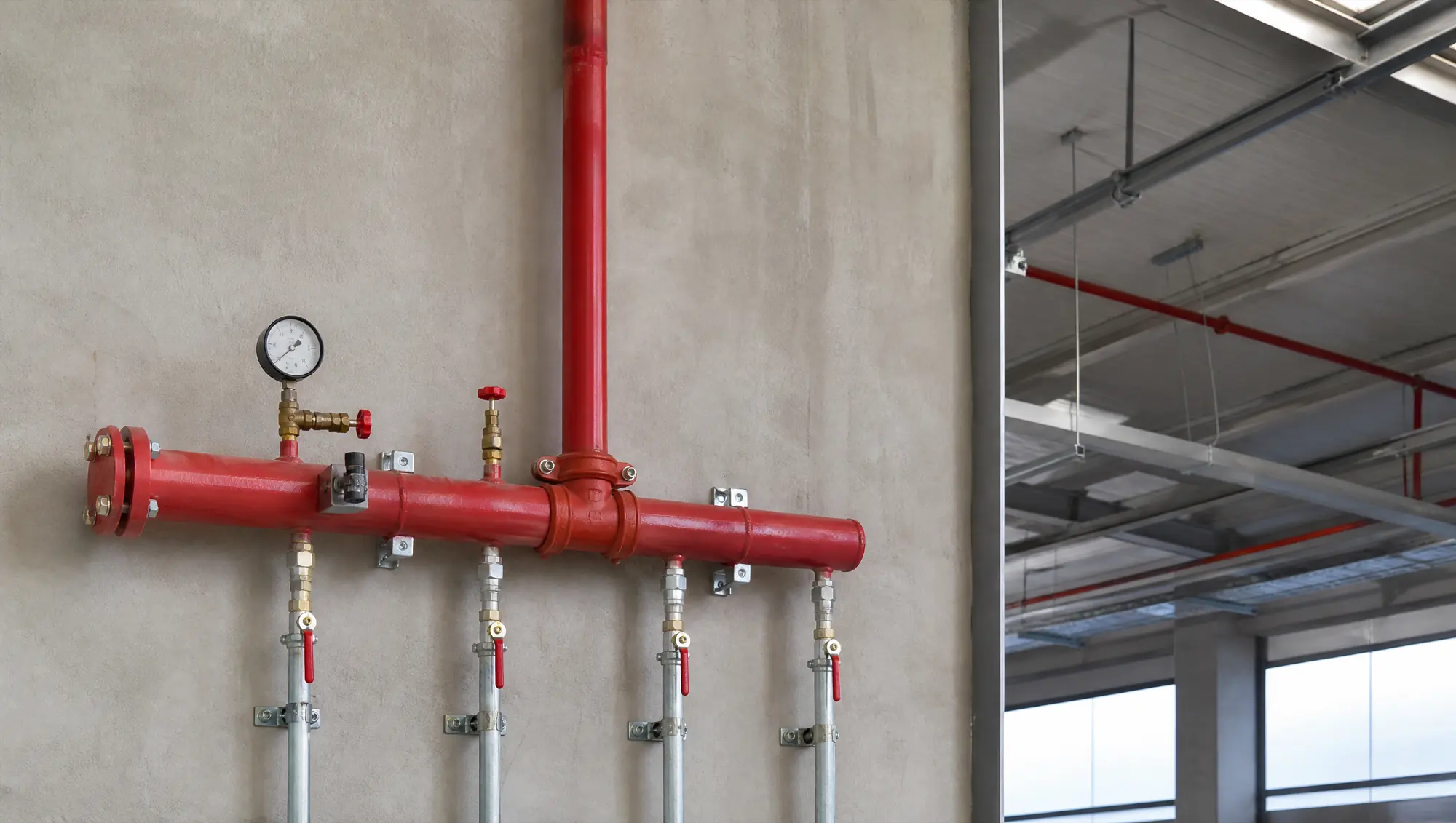 Collettore di un impianto sprinkler, con manometro e valvole di intercettazione.