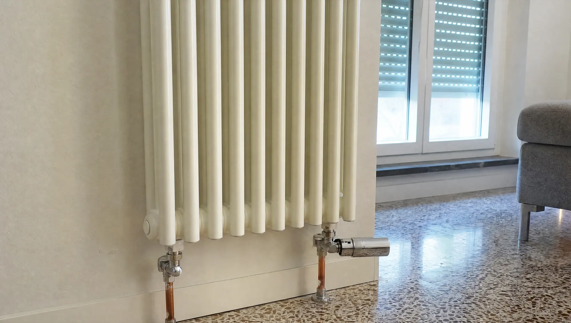 Termosifone tubolare in acciaio con valvola termostatica, in una casa degli anni Sessanta.