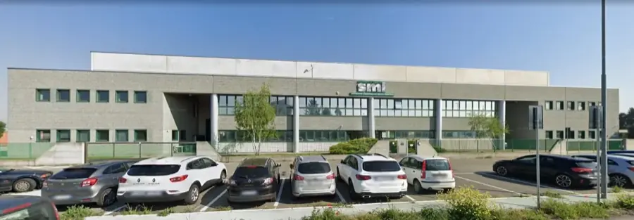 Veduta esterna del capannone Nuova SMI con l’impianto fotovoltaico sulla copertura