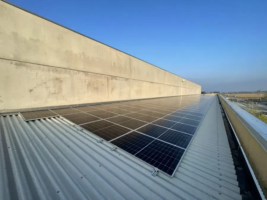 Stringhe di moduli fotovoltaici installate sul tetto del capannone