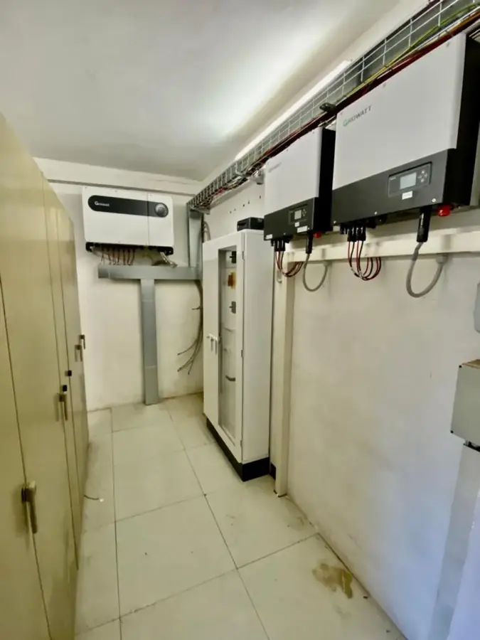 Cablaggio dei tre inverter, due predisposti per l&rsquo;accumulo