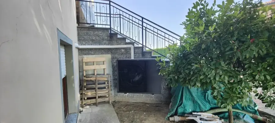 Unit&agrave; esterna della pompa di calore full electric reversibile