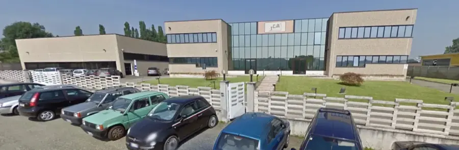 Esterno dello stabilimento TGM con i moduli fotovoltaici in copertura
