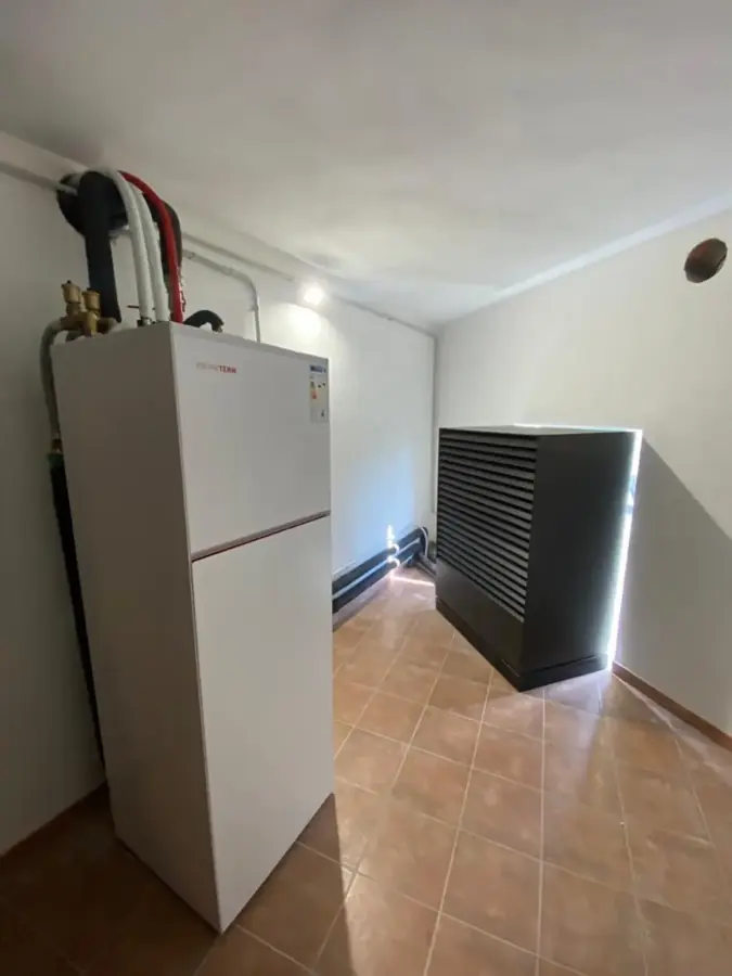 Centrale termica con la pompa di calore Kronoterm nel locale attiguo al garage