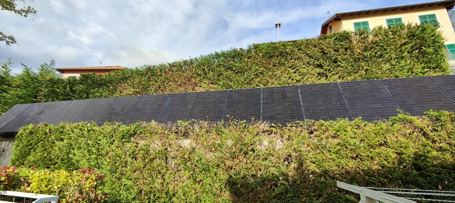 Il fotovoltaico a pensilina sopra la siepe, nel giardino di casa Sartore
