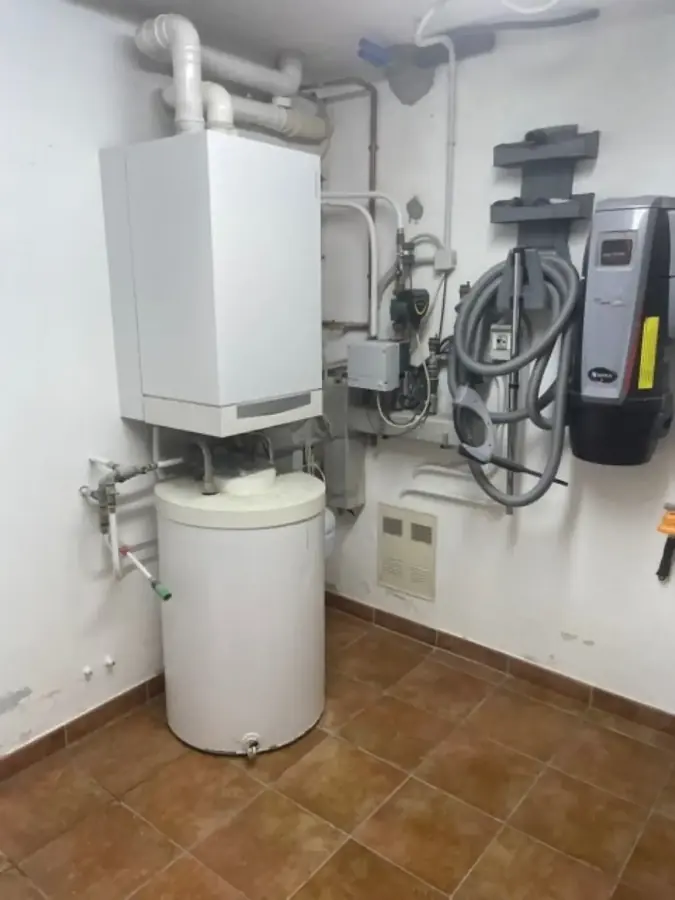 La vecchia caldaia a gas prima della dismissione