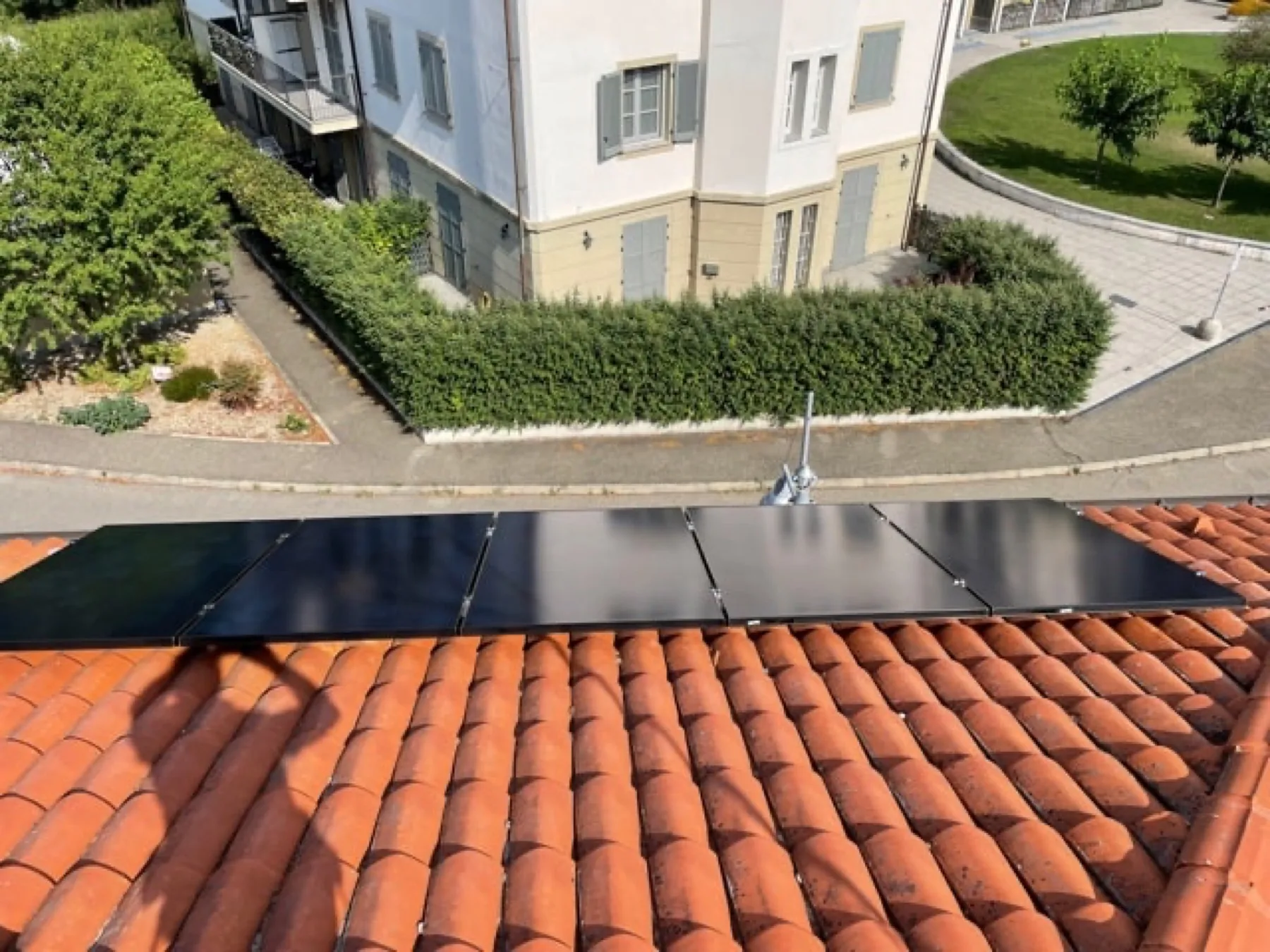 Moduli fotovoltaici sul tetto in coppi di una casa, visti dall’alto