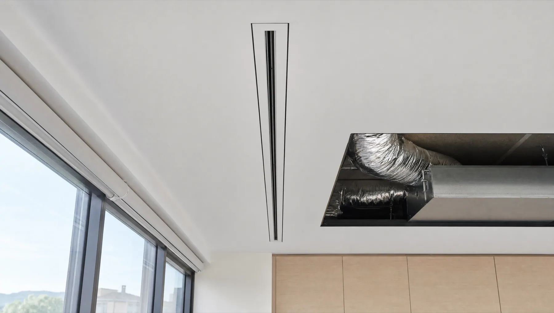 Diffusore lineare di un impianto canalizzato a soffitto in un ufficio