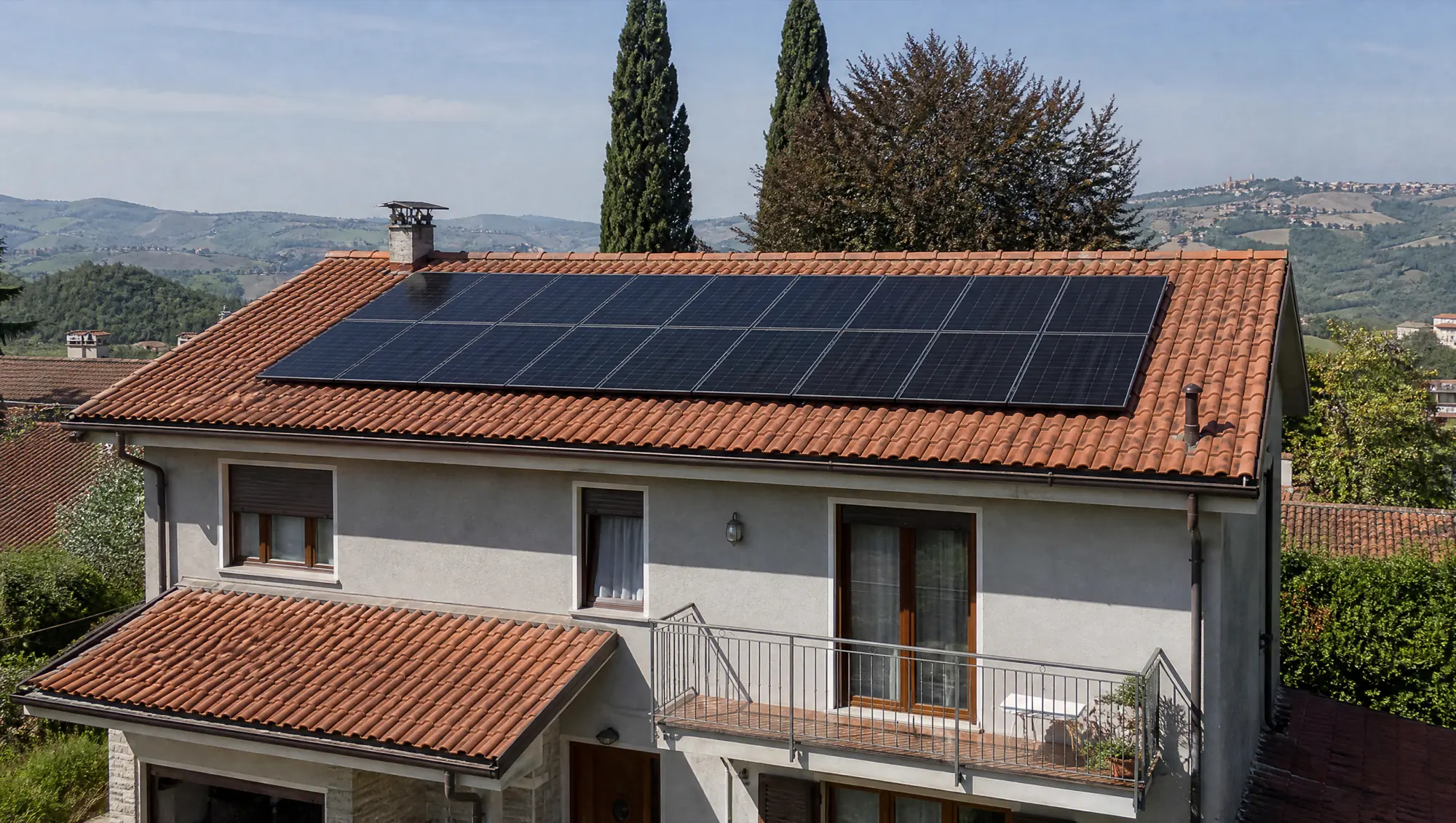Tetto in coppi di una villetta con un campo di moduli fotovoltaici sulla falda a sud