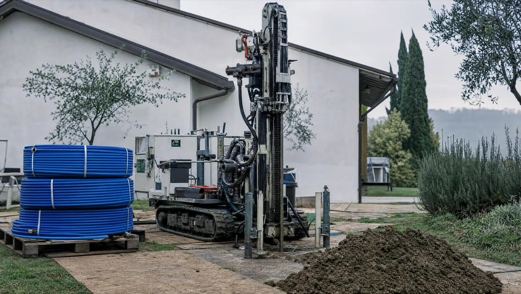 Perforazione per le sonde geotermiche nel giardino di un&rsquo;abitazione
