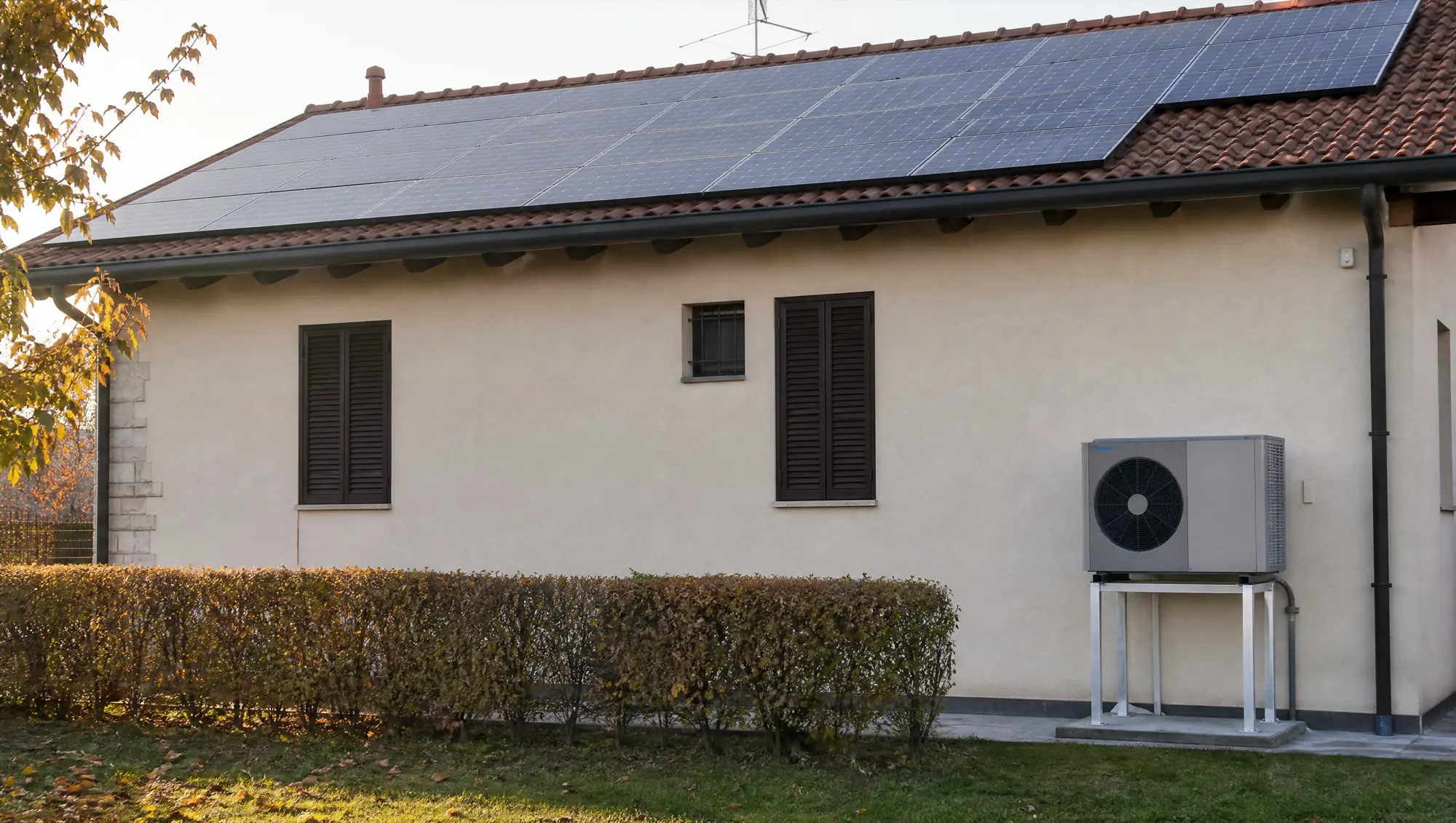 Casa con fotovoltaico sul tetto e pompa di calore a bordo muro: i due interventi che il Conto Termico finanzia