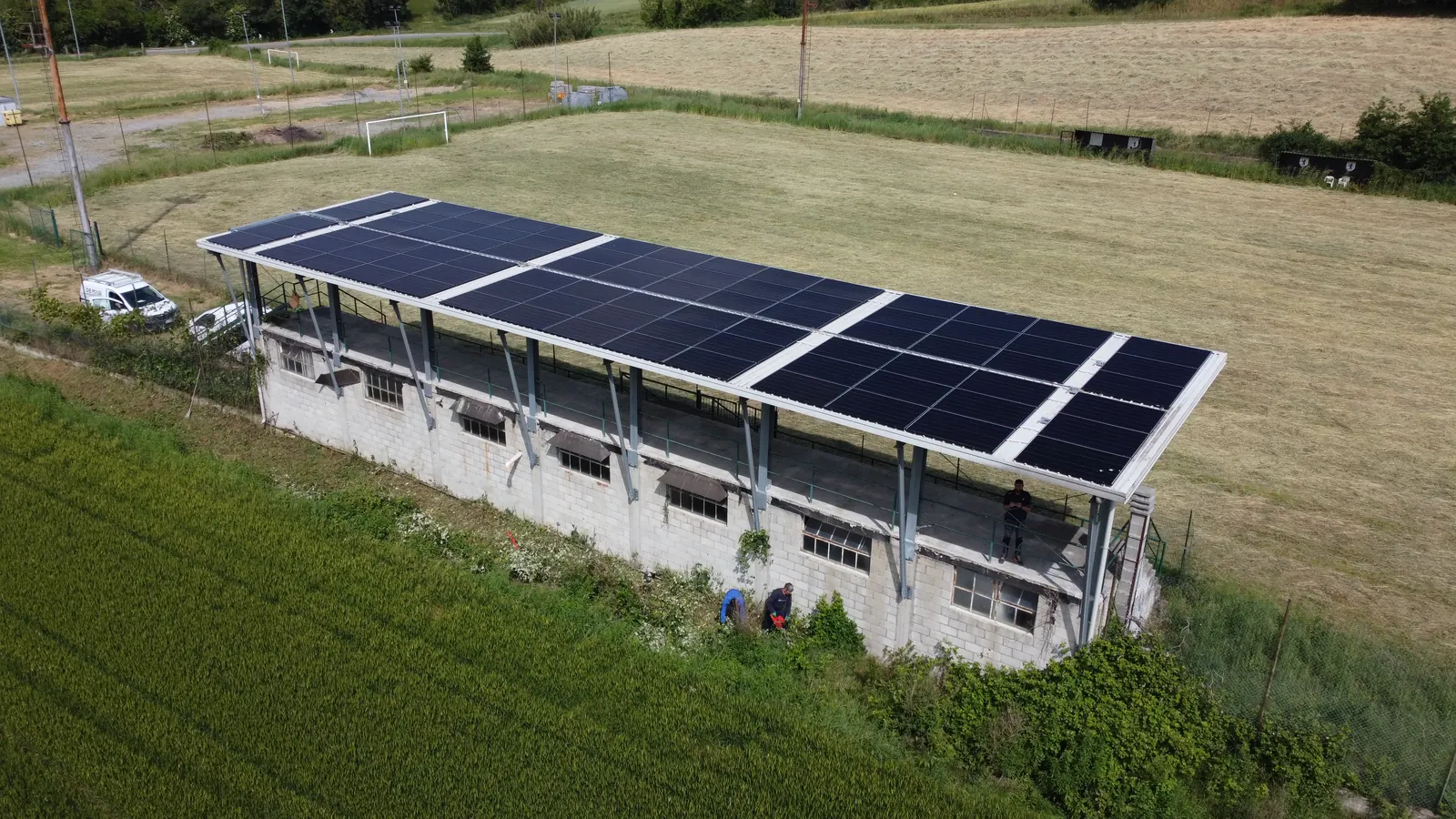Vista dal drone della tribuna del campo sportivo di Paderna con i moduli fotovoltaici sulla pensilina