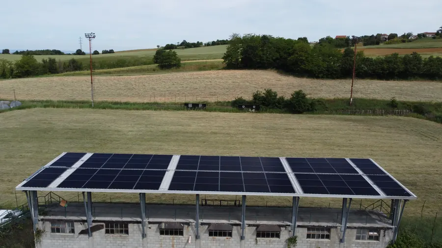 La pensilina della tribuna con i moduli fotovoltaici, vista dal drone