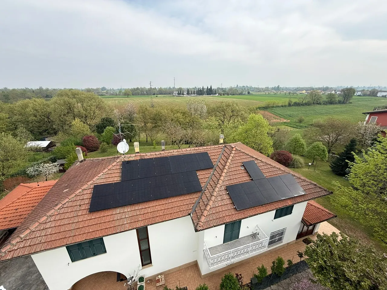 La casa della famiglia Locatelli con l&rsquo;impianto fotovoltaico sul tetto, vista dall&rsquo;alto