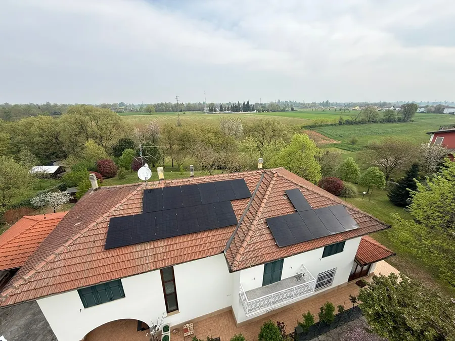 La casa della famiglia Locatelli con l&rsquo;impianto fotovoltaico sul tetto, vista dall&rsquo;alto