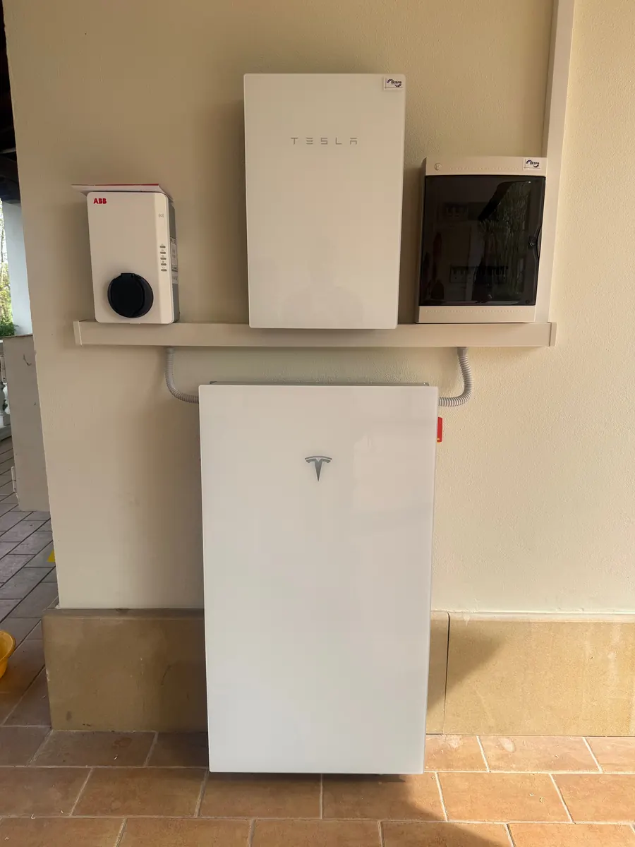 Tesla Powerwall 3 e presa di ricarica installate a parete