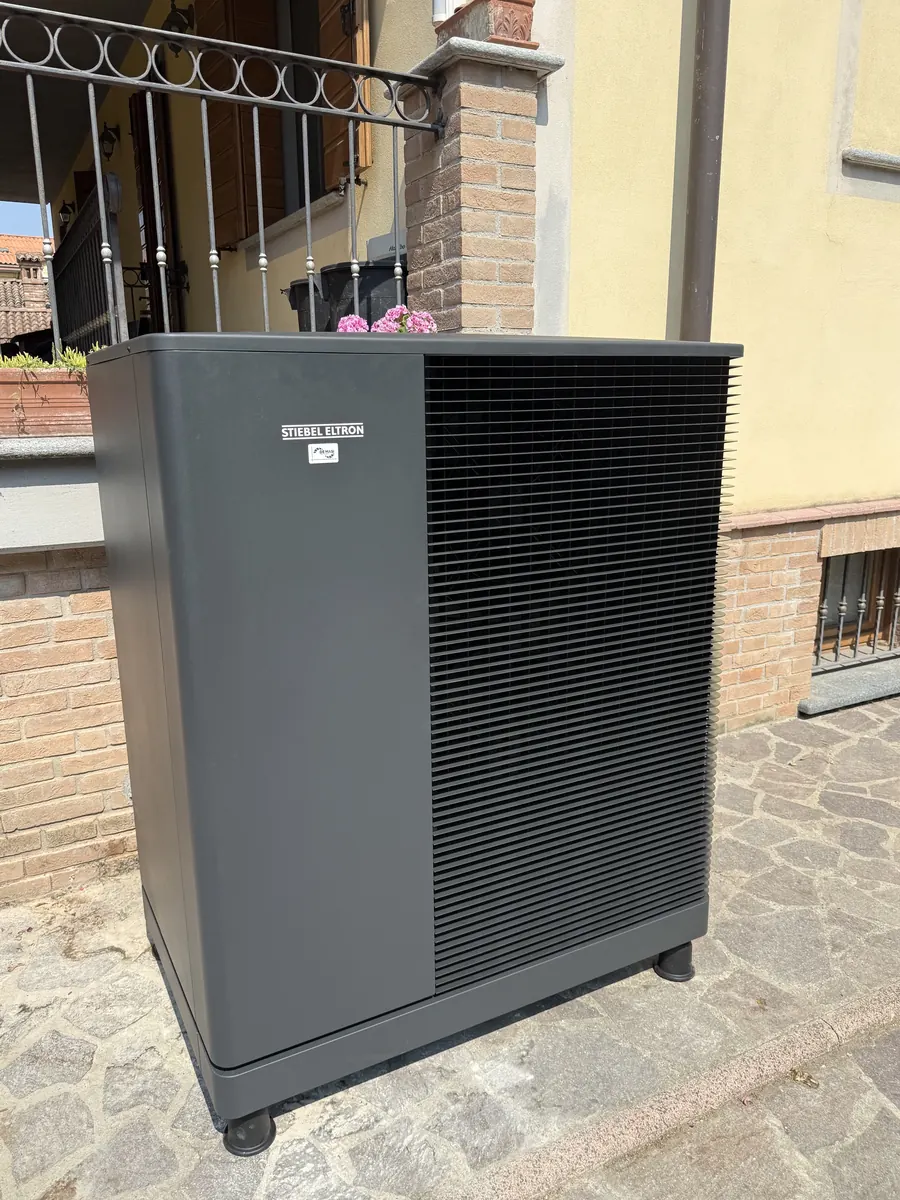 L&rsquo;unit&agrave; esterna della pompa di calore Stiebel Eltron a casa Maretti