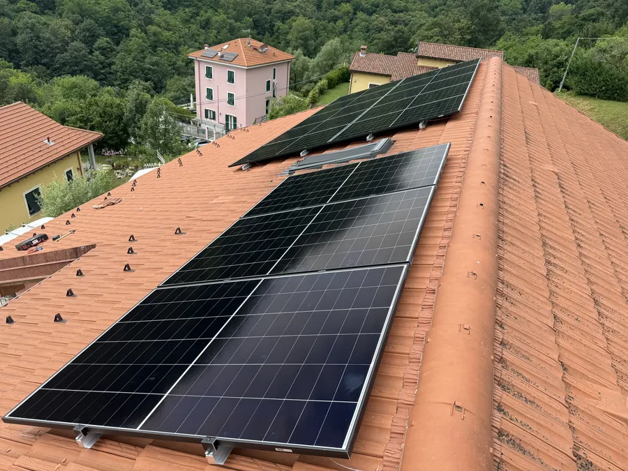 I moduli fotovoltaici sul tetto in coppi della casa Molinari a Ronco Scrivia