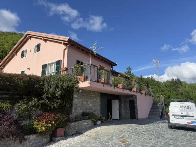 La casa della famiglia Molinari, con il nostro furgone in cortile