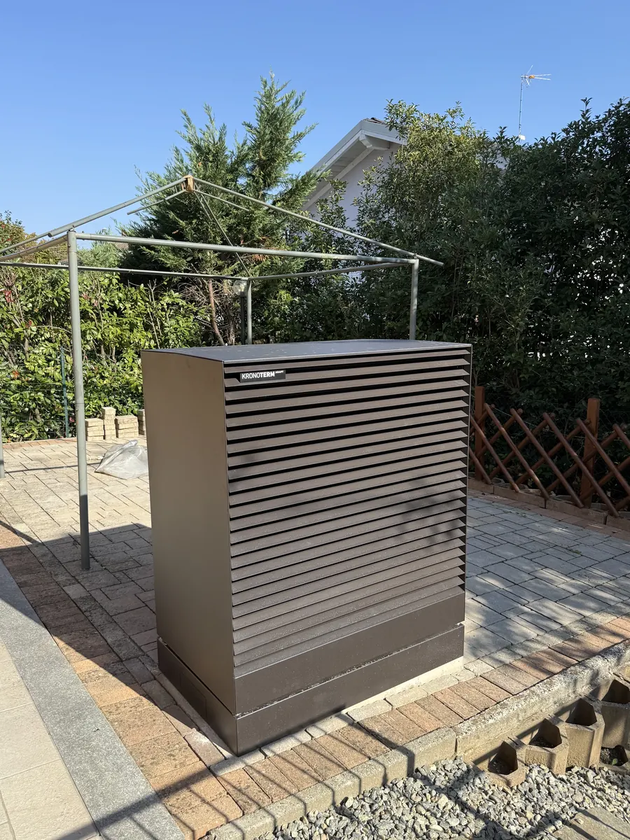 L&rsquo;unit&agrave; esterna della pompa di calore Kronoterm ADAPT M