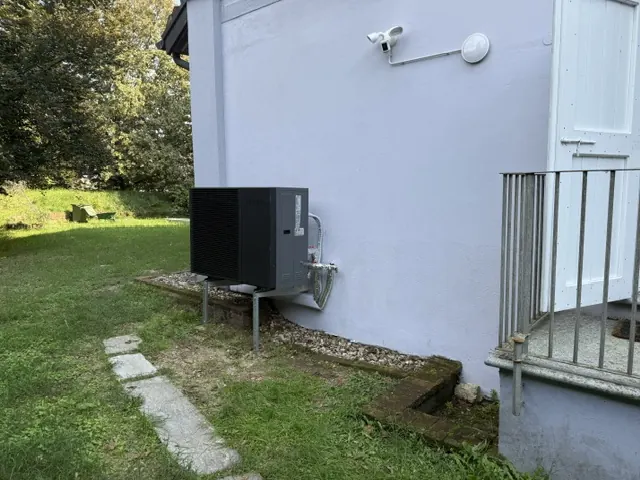Unità esterna posata su staffe a lato della casa