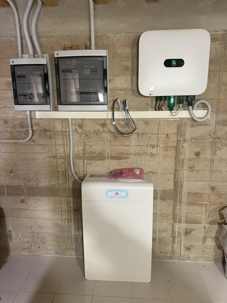 Inverter trifase e batteria Huawei LUNA