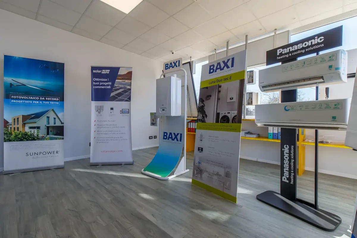 Lo showroom in sede, con pompe di calore, caldaie e climatizzatori esposti