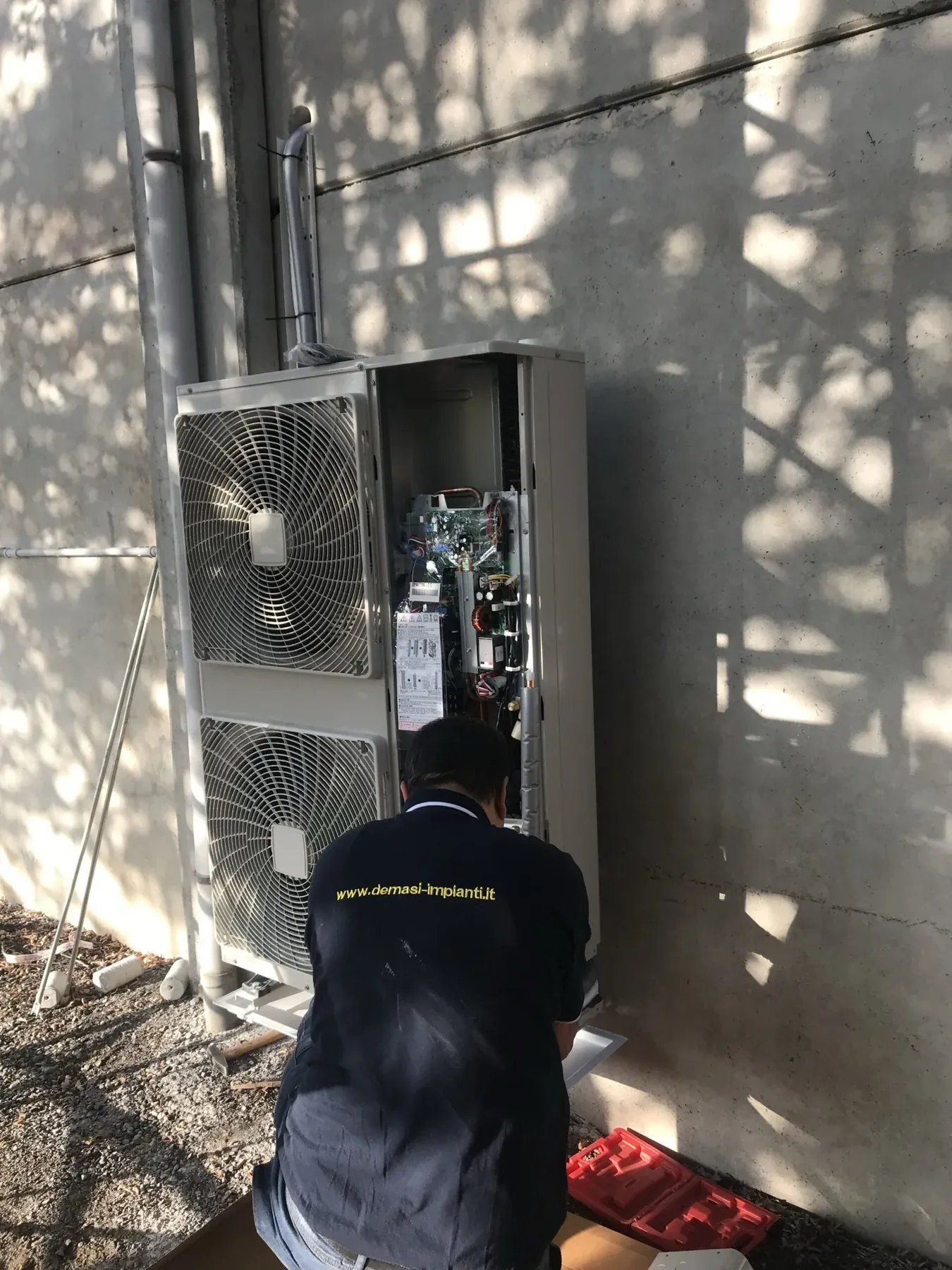 Installazione dell&rsquo;unità esterna della pompa di calore nell&rsquo;officina Superservice