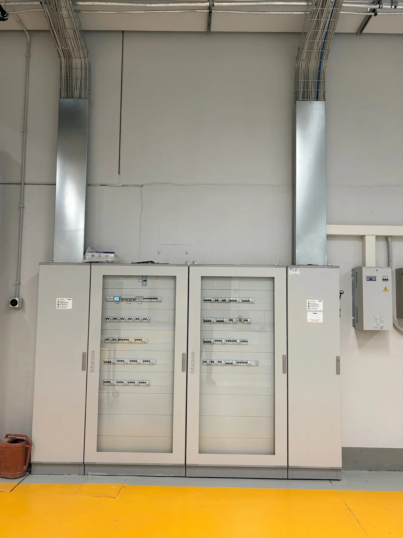 Quadri elettrici finiti e siglati nella centrale tecnica del capannone