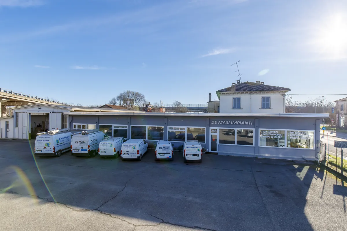 La sede di De Masi Impianti a Tortona, con i furgoni della squadra