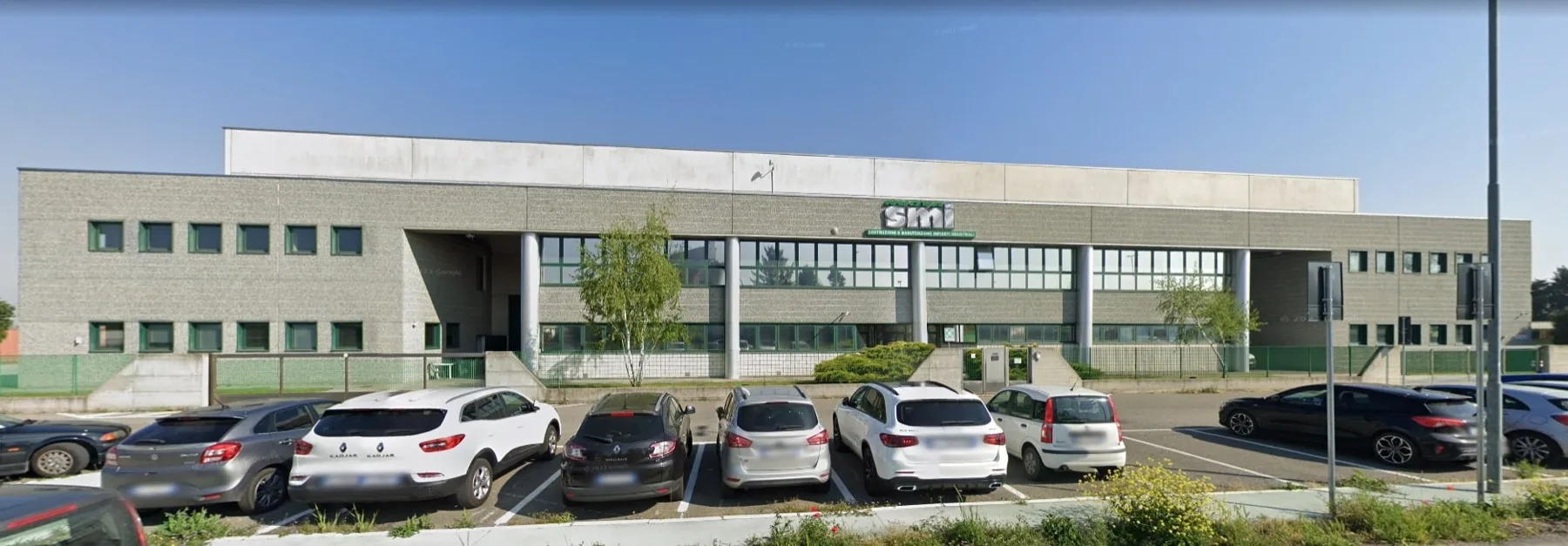 Veduta esterna del capannone Nuova SMI con l’impianto fotovoltaico in copertura