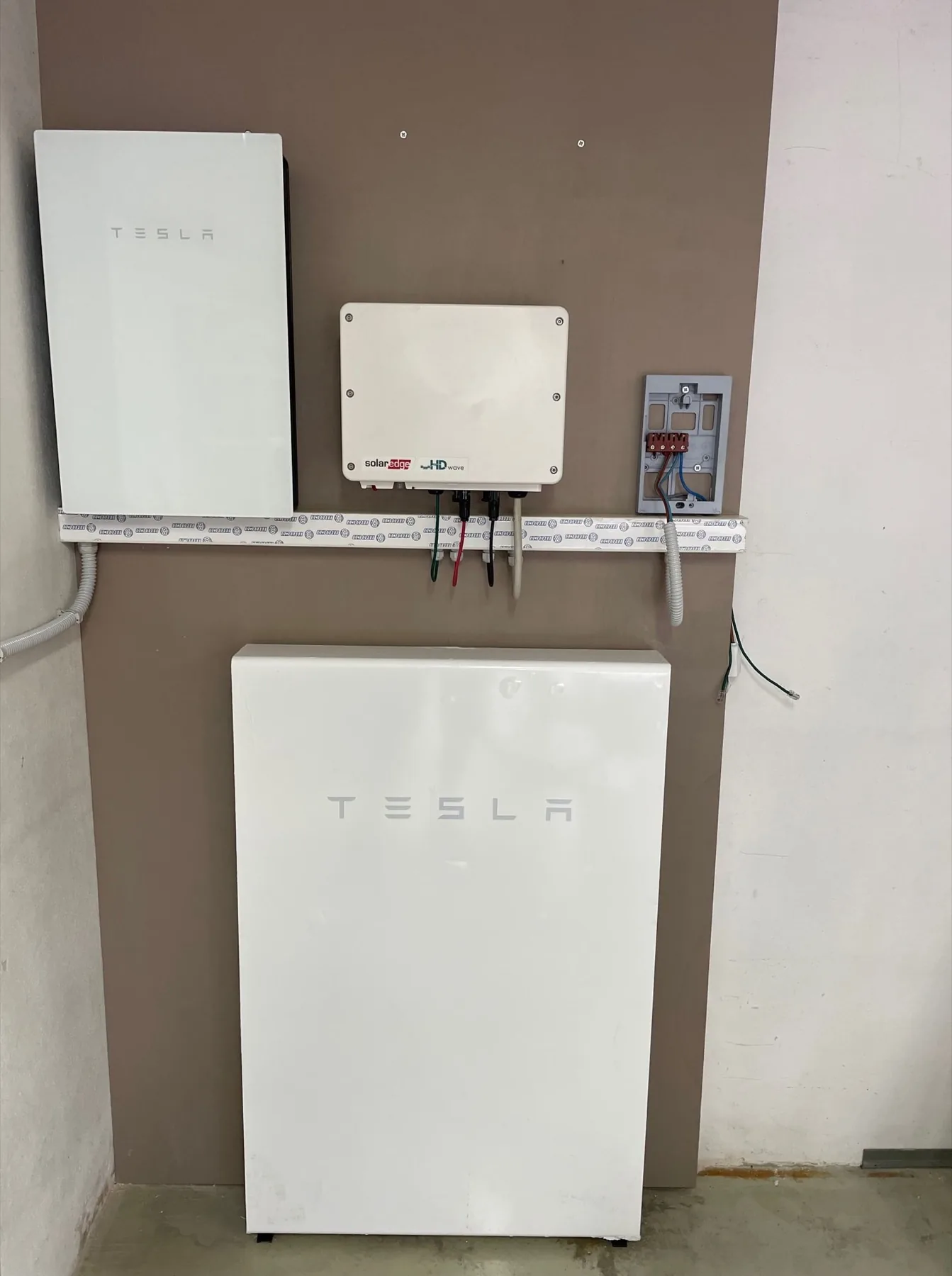 Batteria di accumulo Tesla installata a parete nel locale tecnico