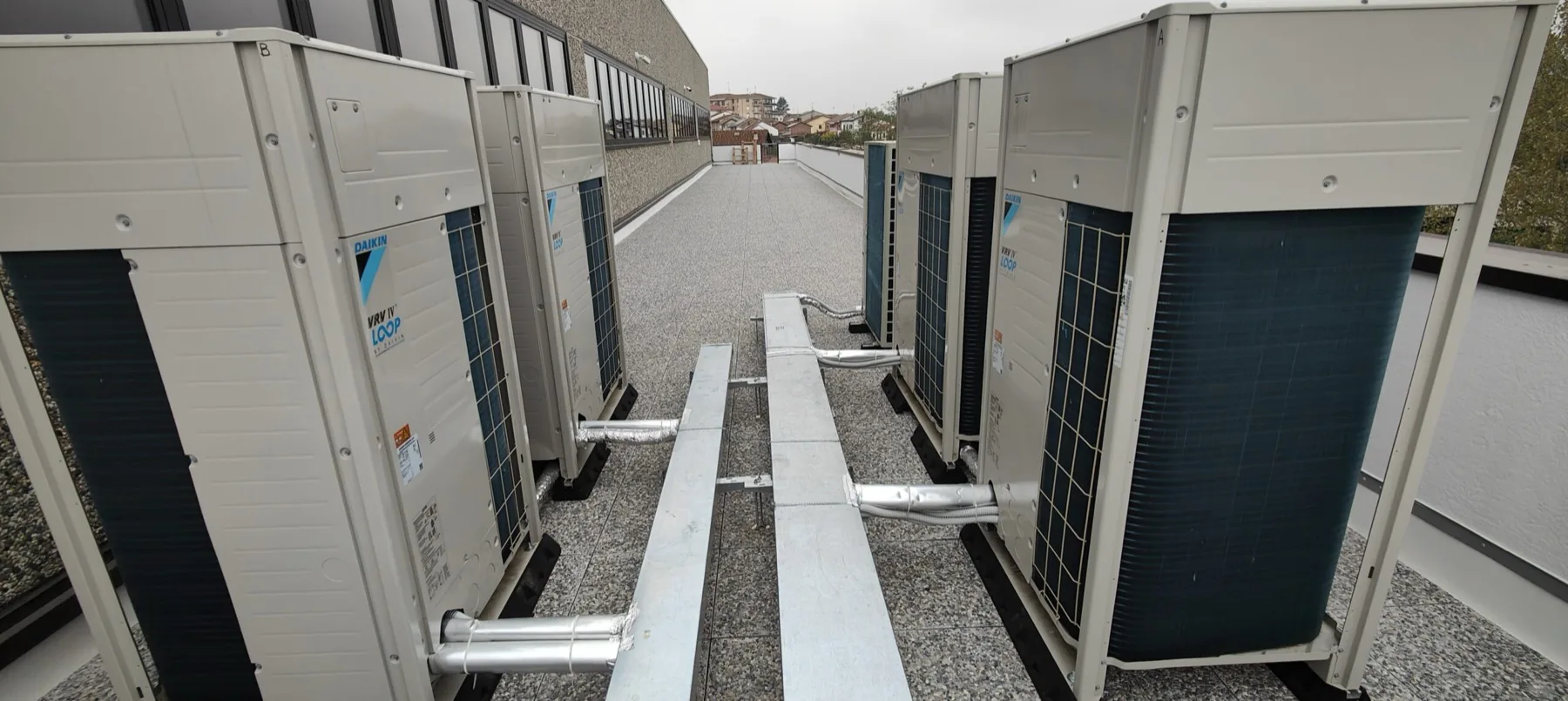 Fila di unità esterne lungo il corridoio tecnico dello stabilimento TGM
